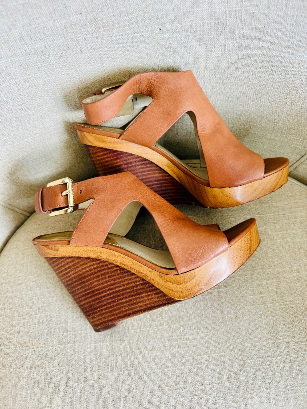 Michael Kors Buckle Wedge sandal. S-9. Tan leather w wood sole.